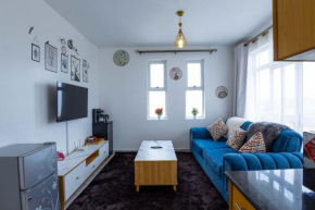 Serene Retreat 2 Bedroom with Pool, Netflix Fast Wifi and Gym